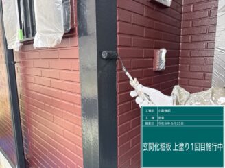日光市の屋根外壁塗装工事　玄関の化粧板部分中塗り